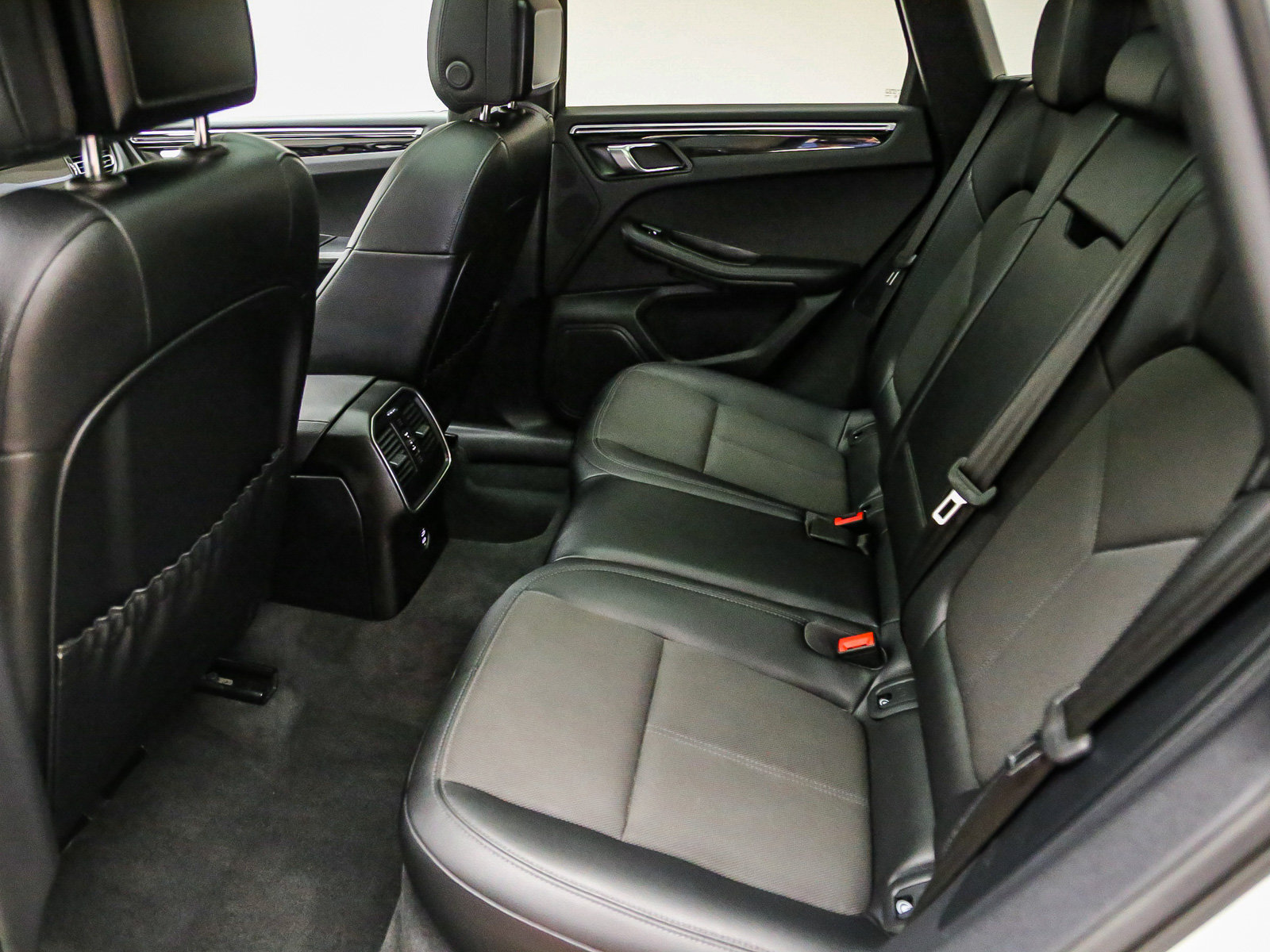 Certified 2024 Porsche Macan AWD/4WD image 23