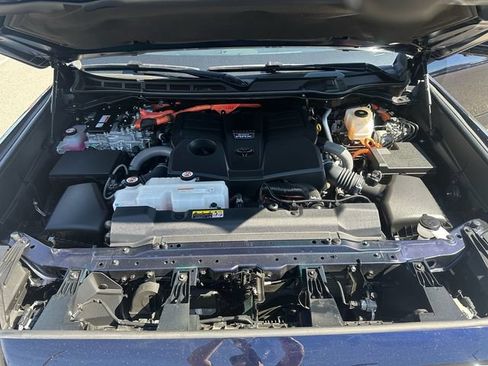 Certified 2024 Toyota Sequoia Platinum AWD/4WD image 7