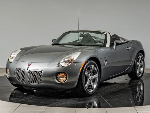 Used 2006 Pontiac Solstice Convertible w/ Premium Package RWD image 2
