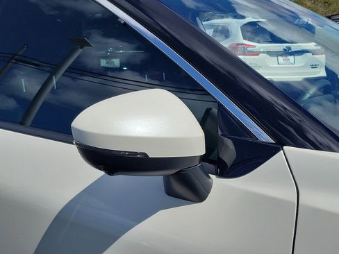 Used 2023 Nissan Rogue SL w/ SL Premium Package image 9