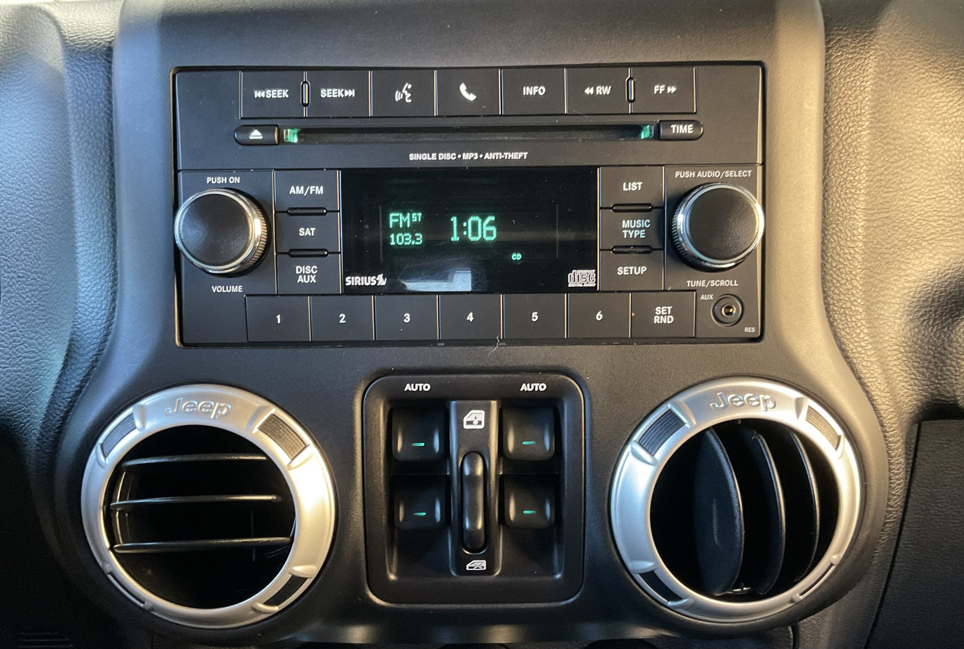 Used 2018 Jeep Wrangler Unlimited Rubicon w/ Cold Weather Group AWD/4WD image 14