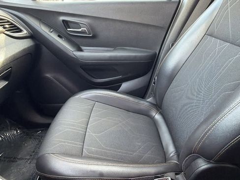 Used 2019 Chevrolet Trax LT w/ LT Convenience Package image 12