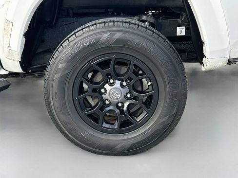 Used 2020 Toyota Tacoma SR5 RWD image 30