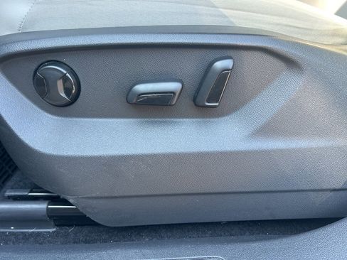 Used 2018 Volkswagen Tiguan SE image 31