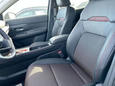 Certified 2025 Nissan Kicks SR image 23