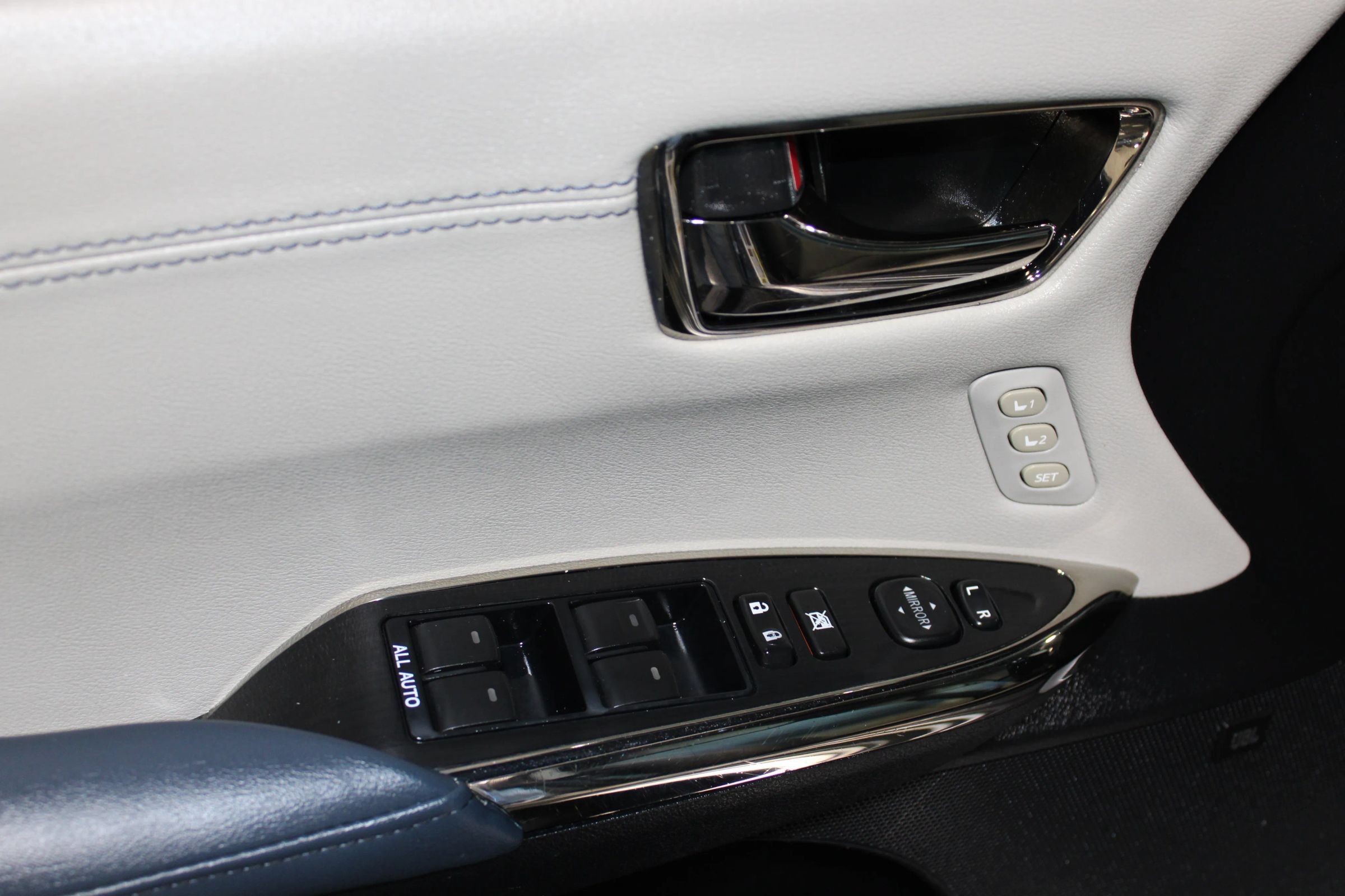 Used 2015 Toyota Avalon Limited w/ Technology Package FWD image 9