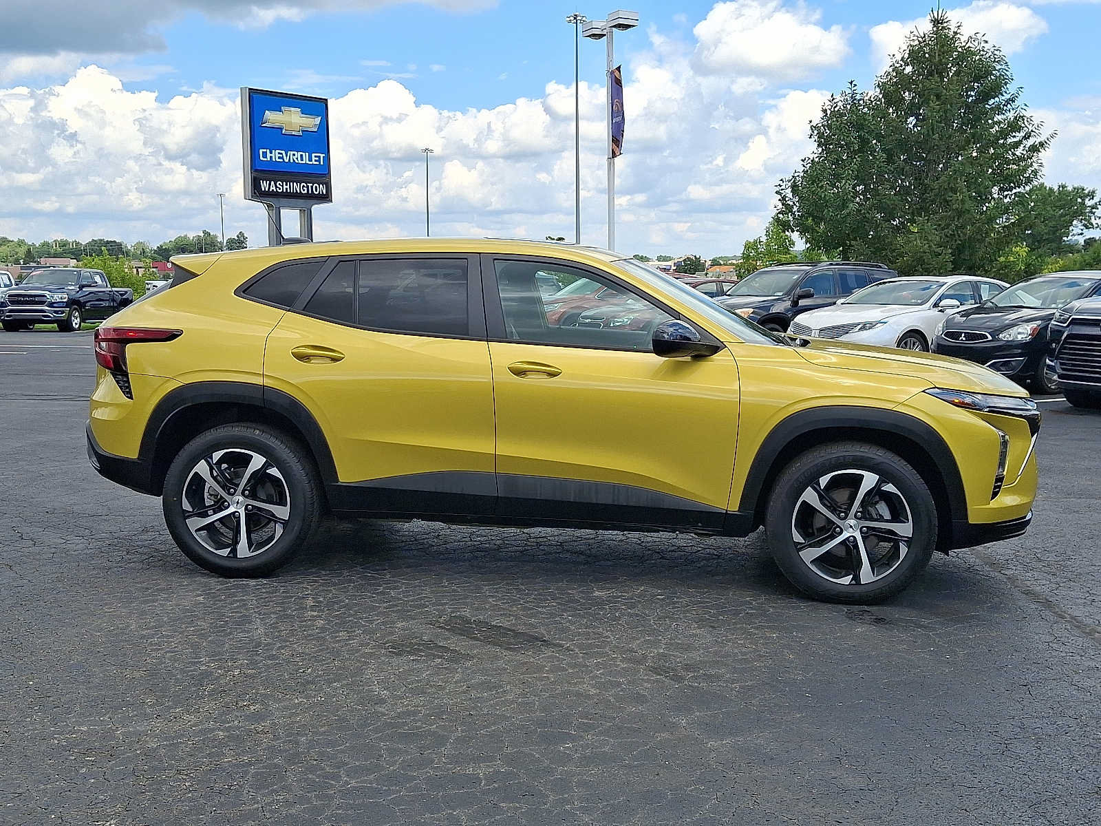 Used 2024 Chevrolet Trax RS w/ Sunroof Package FWD image 7