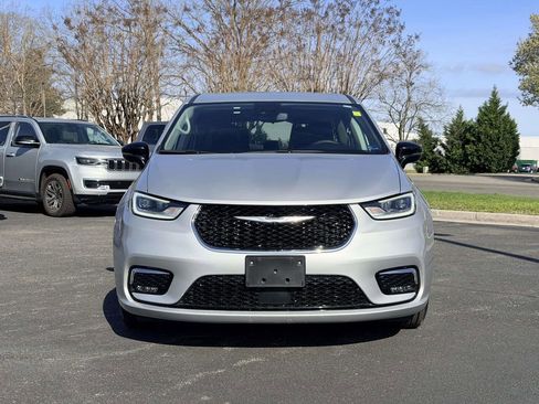 Used 2024 Chrysler Pacifica Touring-L image 25