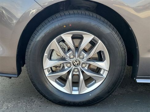 Used 2022 Toyota Sienna XLE image 32