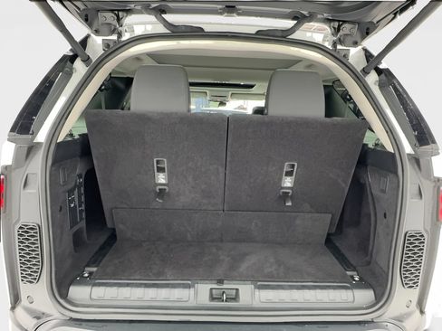 Used 2023 Land Rover Discovery S AWD/4WD image 17