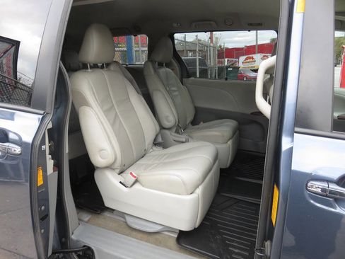 Used 2014 Toyota Sienna XLE image 23