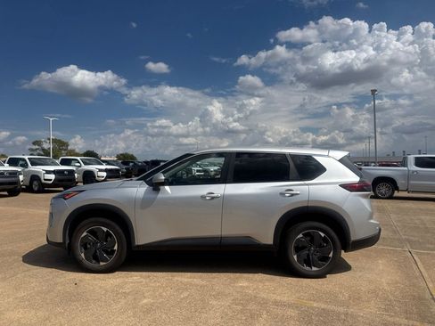 Used 2025 Nissan Rogue SV FWD image 13