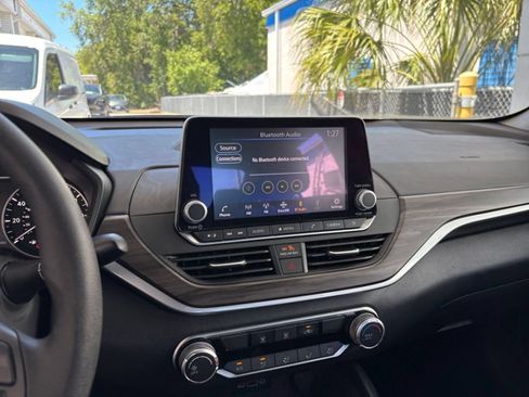 Used 2025 Nissan Altima 2.5 SV FWD image 17