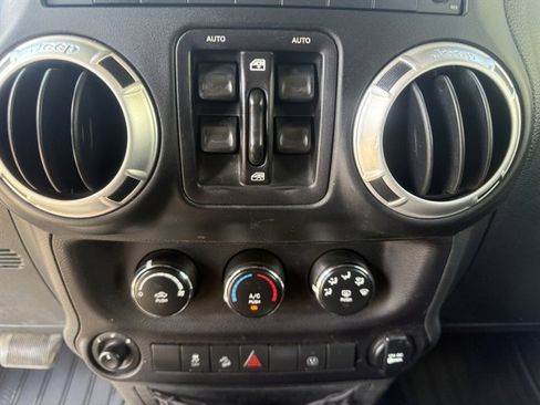Used 2017 Jeep Wrangler Unlimited Sahara w/ Connectivity Group AWD/4WD image 17