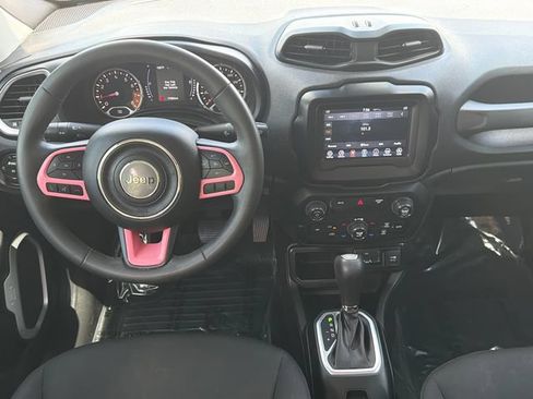 Used 2018 Jeep Renegade Latitude FWD image 24
