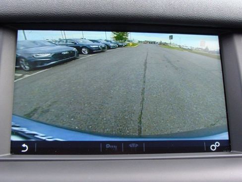 Used 2018 Land Rover Discovery Sport SE image 20