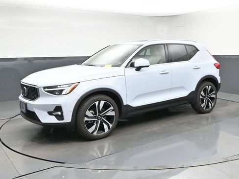 Used 2024 Volvo XC40 B5 Plus w/ Protection Package Premier AWD/4WD image 4