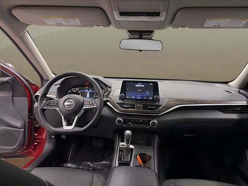 Used 2025 Nissan Altima 2.5 SV FWD image 18