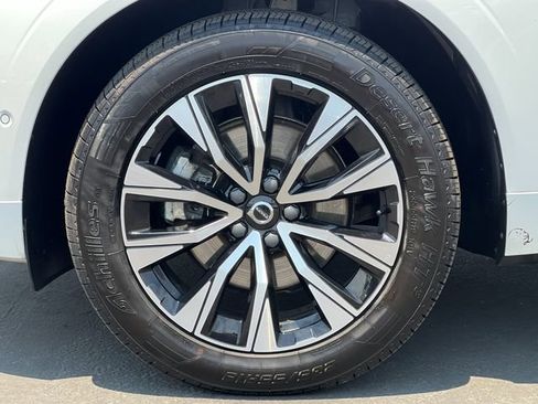 Used 2023 Volvo XC60 B5 Plus image 25