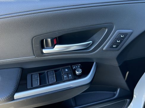 Used 2025 Toyota Sienna Platinum image 32