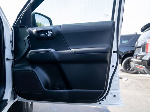 Used 2022 Toyota Tacoma TRD Off-Road w/ Technology Package image 11