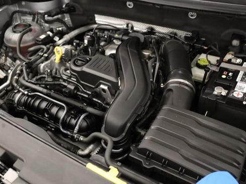 Used 2022 Volkswagen Taos SE image 9