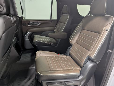 Used 2026 GMC Yukon XL Denali Ultimate w/ LPO, Floor Liner Package AWD/4WD image 17