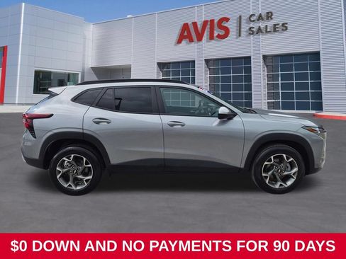 Used 2025 Chevrolet Trax LT w/ LT Convenience Package FWD image 5