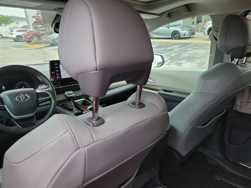 Used 2024 Toyota Sienna XLE FWD image 13
