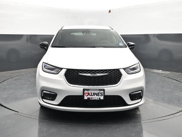 Used 2025 Chrysler Pacifica Select FWD image 2