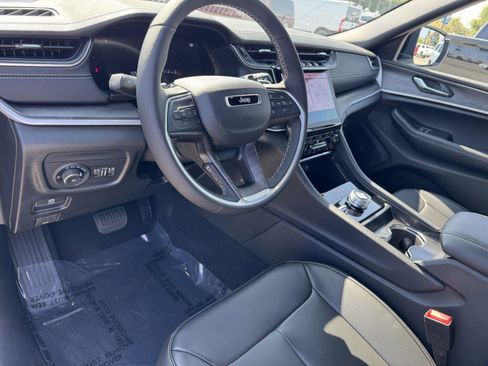 New 2025 Jeep Grand Cherokee Limited w/ Black Appearance Package AWD/4WD image 11