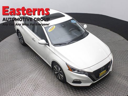 Used 2022 Nissan Altima 2.5 SV w/ SV Premium Package image 3