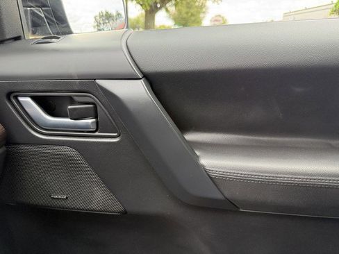 Used 2015 Land Rover LR2 image 39