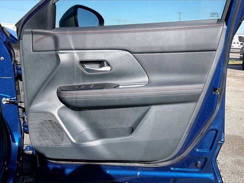 Used 2025 Nissan Kicks SR image 28