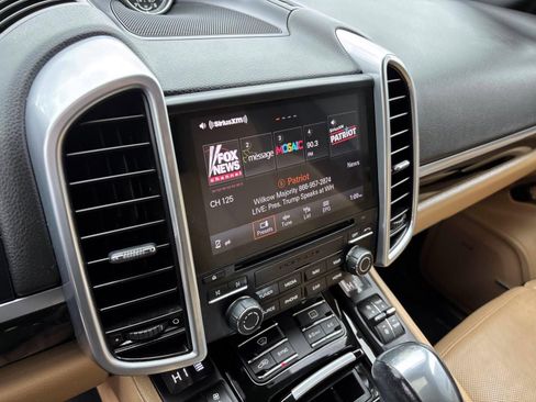 Used 2017 Porsche Cayenne image 31