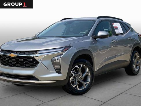 Used 2025 Chevrolet Trax LT FWD image 1