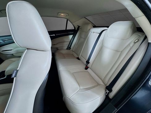 Used 2018 Chrysler 300 Limited image 22