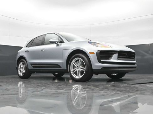 Certified 2025 Porsche Macan AWD/4WD image 42