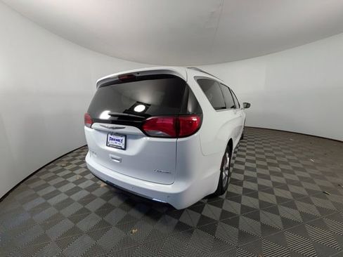 Used 2019 Chrysler Pacifica Limited image 3