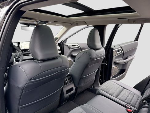 New 2026 Mitsubishi Outlander SE image 6