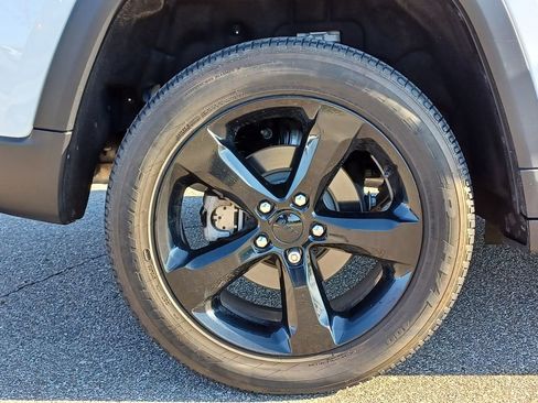 Used 2024 Jeep Grand Cherokee Altitude AWD/4WD image 5