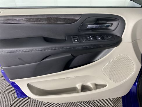 Used 2018 Dodge Grand Caravan SE w/ UConnect Hands-Free Group FWD image 12