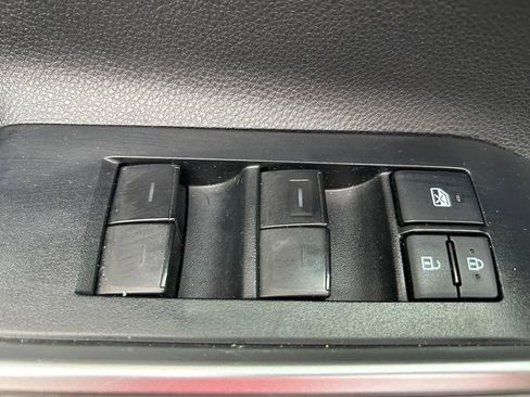 Used 2022 Toyota Highlander XLE AWD/4WD image 18