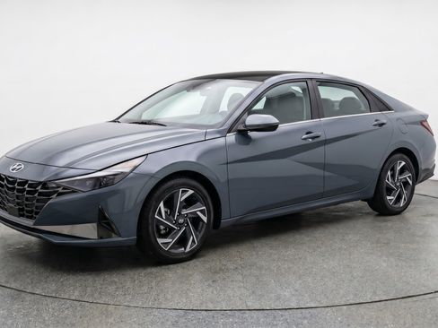 Used 2025 Hyundai Elantra SEL FWD image 3