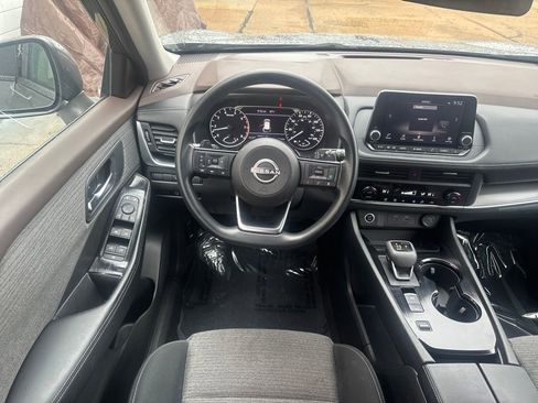 Used 2023 Nissan Rogue SV image 2