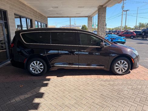 Used 2019 Chrysler Pacifica Touring-L image 14