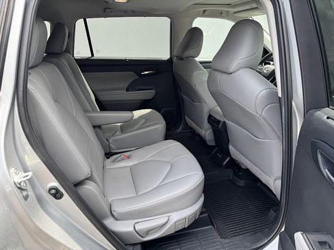 Used 2021 Toyota Highlander XLE AWD/4WD image 13