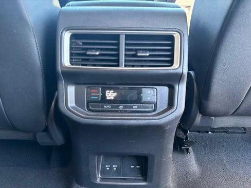 Used 2025 Volkswagen Atlas SE AWD/4WD image 15
