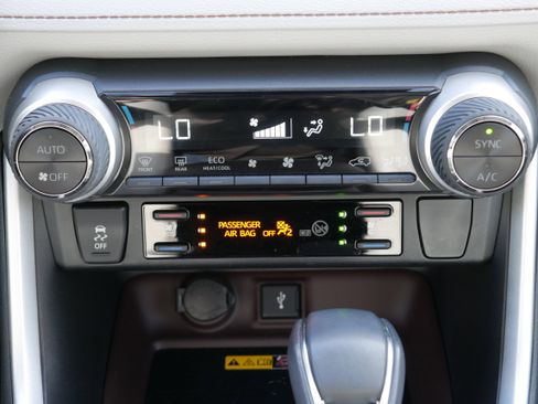 Used 2022 Toyota RAV4 Limited image 20