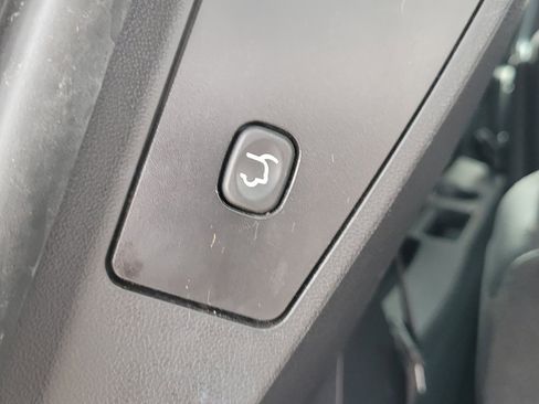 Used 2017 Dodge Grand Caravan SXT w/ Driver Convenience Group image 9